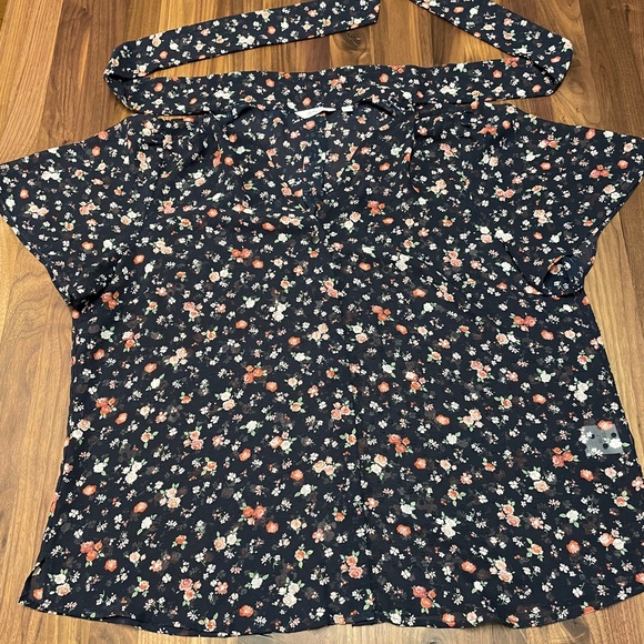 Ok100% polyester blouse, navy blue, floral, Reitmans, size XL - Picture 3 of 9